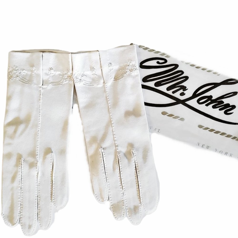 Unworn 1950s True Vintage White Wrist Length Fabric Designer Gloves With Flowers